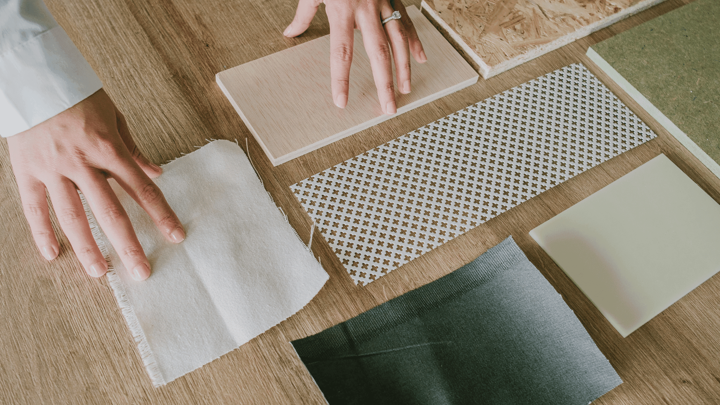 Materialmuster in Off-White, Steinbeige, Anthrazit und Gold nebeneinander